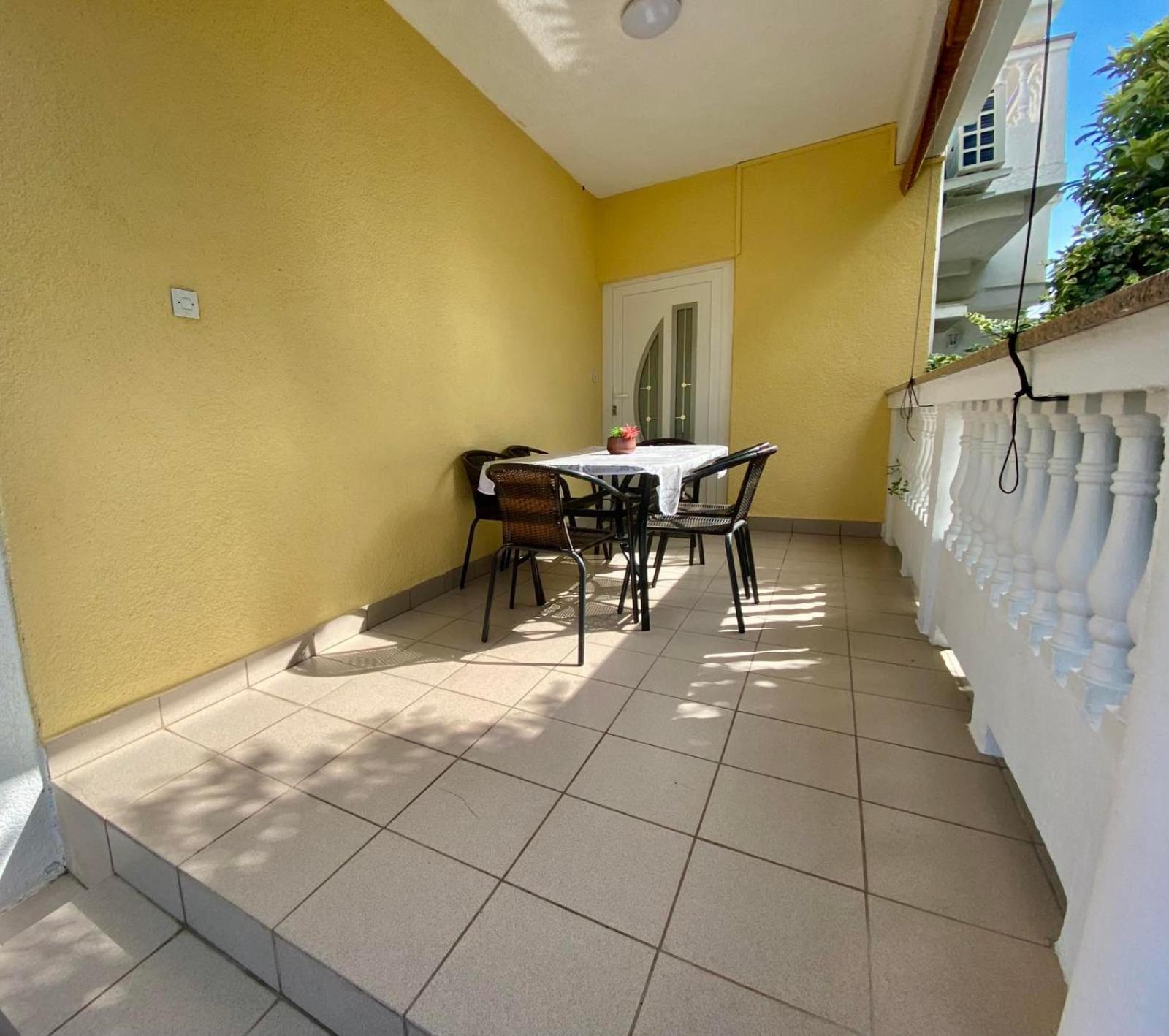 Apartmani Franciska Rab Town Exterior foto